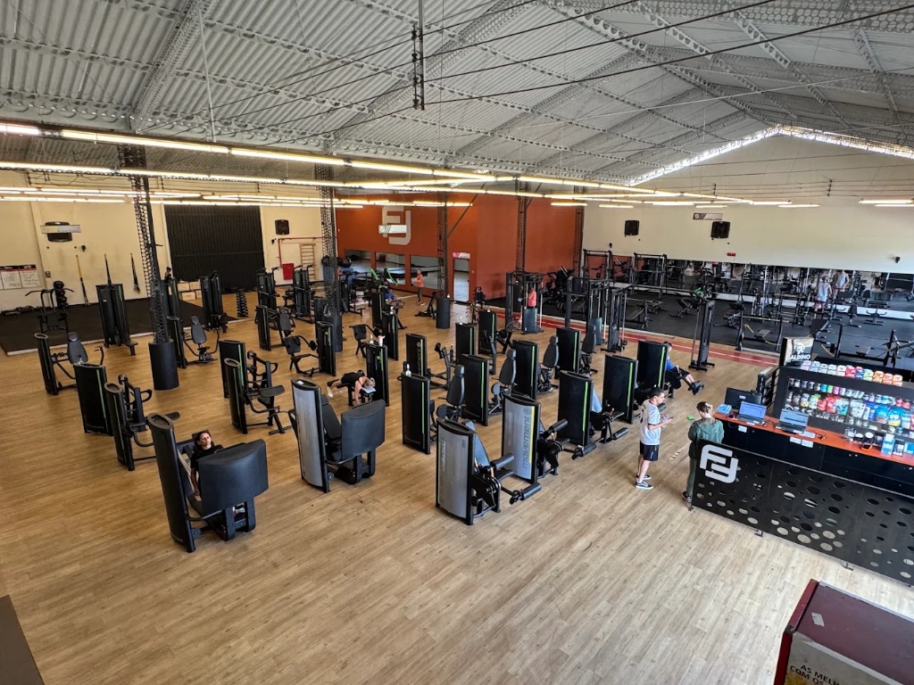 Instalações reais da Academia Futuro na Praça Linear com equipamentos Movement e piso de madeira